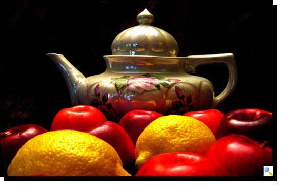 Натюрморт с чайником и лимонами
