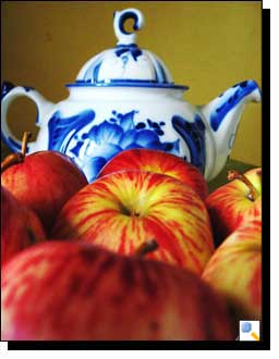 Натюрморт с чайником и яблоками